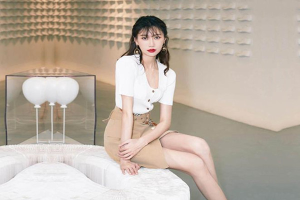 夏日野外适合 野 战 工地上杂草丛生 苗条00后黑夜中被无套 内 射 精彩刺激